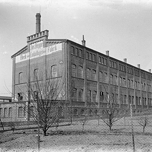 1898: Der Bau des ersten Fabrikgebäudes